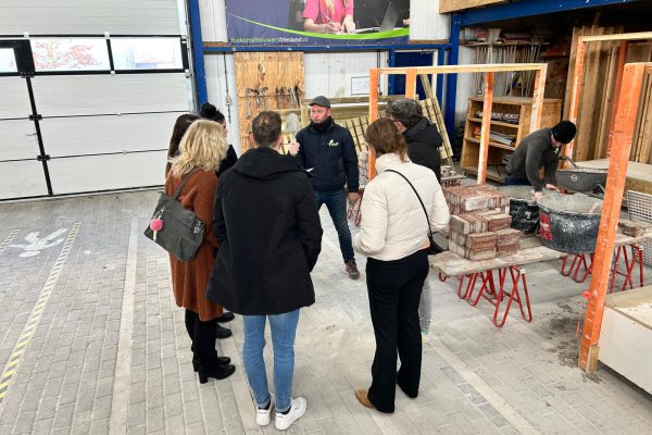 Tondleiding in het clubhuis van de bouw in Friesland